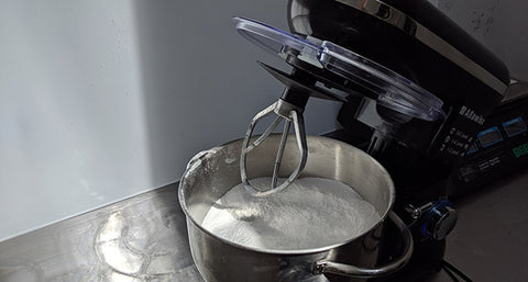 mix bath bomb dry ingredients